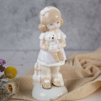 ПОРЦЕЛАНОВА СТАТУЕТКА  - ЗАЕДНО В ИГРАТА