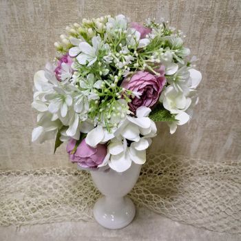 НЕЖЕН БУКЕТ ОТ ИЗКУСТВЕНИ ЦВЕТЯ