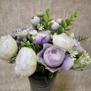 БУКЕТ ОТ ЦВЕТЯ В БЯЛО И ЛИЛА