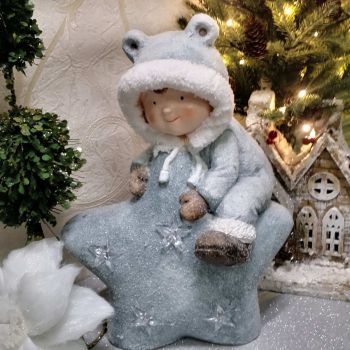 ГОЛЯМА СВЕТЕЩА КОЛЕДНА ФИГУРА - МОМЧЕ СЪС ЗЕВЗДА