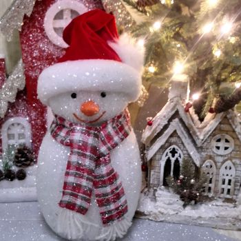 ФИГУРА СНЕЖЕН ЧОВЕК - СКРЕЖ ТАНЦУВА НА ДВОРА