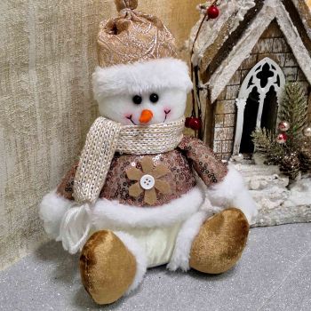 ТЕКСТИЛНА СЕДЯЩА ФИГУРА СНЕЖКО  - ЗЛАТНИ НИШКИ