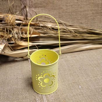 Метален свещник в жълто