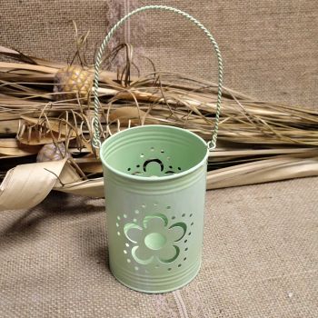 Метален свещник в резедаво