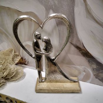 ФИГУРА МЛАДОЖЕНЦИ - ВЕЧНА И СИЛНА ЛЮБОВ