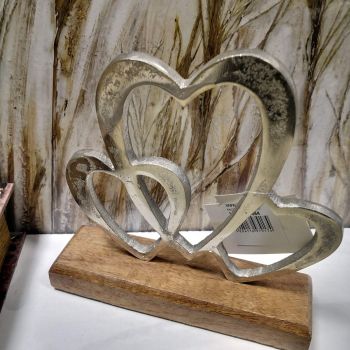 ДЕКОРАТИВНА ФИГУРА СЪРЦА - ОБИЧТА КЪМ ДЕЦАТА