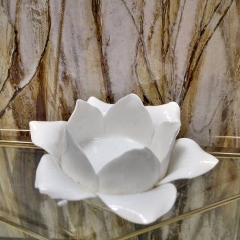 ПОРЦЕЛАНОВ СВЕЩНИК - ЛОТОСИ ВЪВ ВОДАТА