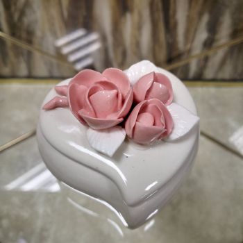 ПОРЦЕЛАНОВА КУТИЯ ЗА БИЖУТА - УХАНИЕ НА РОЗИ