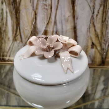 ПОРЦЕЛАНОВА КУТИЯ ЗА БИЖУТА - УХАНИЕ НА ЖАСМИН