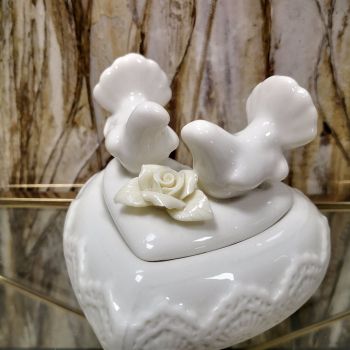 ПОРЦЕЛАНОВА КУТИЯ ЗА БИЖУТА - ВЛЮБЕНИ ГЪЛЪБЧЕТА