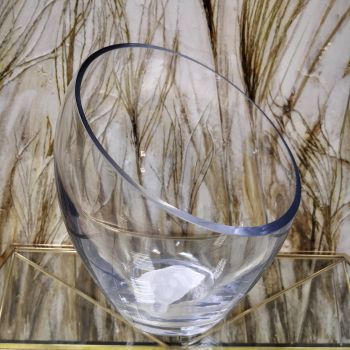 СТЪКЛЕНА ВАЗА - ПРОЗРАЧНИ ПРОСТРАНСТВА