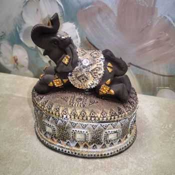 КУТИЯ ЗА БИЖУТА / ИГЛИ 