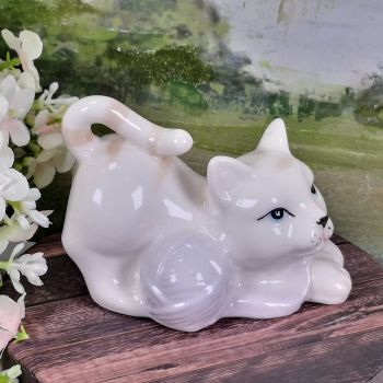ПОРЦЕЛАНОВА ФИГУРКА КОТЕ - ДОМАШЕН ЛЮБИМЕЦ