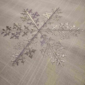 БРОДИРАНА КОЛЕДНА ПОКРИВКА 100см*150см - СРЕБЪРНИ СНЕЖИНКИ В ПРАЗНИЧНАТА НОЩ