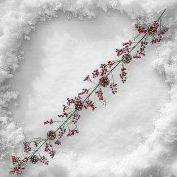 Коледен гирлянд с червени плодове и шишарки 150 см 