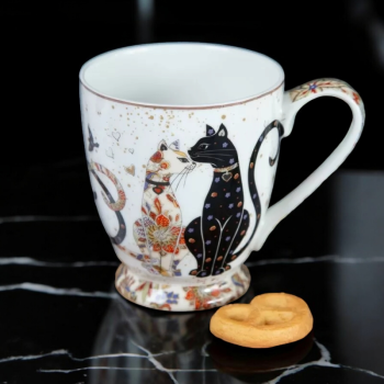 ЧАША В КУТИЯ - ЧЕРНА КОТКА , БЯЛ КОТАРАК