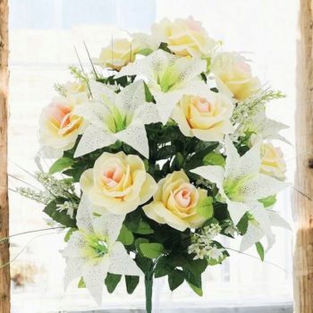 БУКЕТ ОТ РОЗИ И ЛИЛИУМИ 64 СМ 