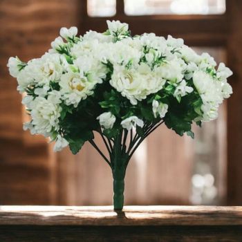 БУКЕТ КИЧЕСТИ ХРИЗАНТЕМИ В БЯЛО