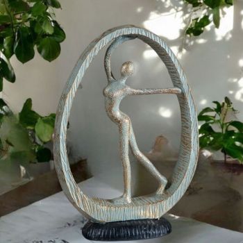 АРТ СТАТУЕТКА ЖЕНА - ЖЕНСКАТА ЕНЕРГИЯ В БЕЗКРАЯ НА ВСЕЛЕНАТА 