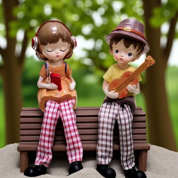 КОМПЛЕКТ 2 броя ФИГУРКИ МОМЧЕ И МОМИЧЕ - МУЗИКАЛНИ ЖЕЛАНИЯ