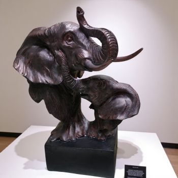 ФИГУРА СЛОНОВЕ - ЛЮБОВ И НЕЖНОСТ В САВАНАТА