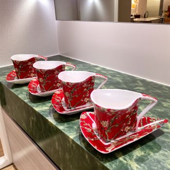 СЕРВИЗ ЗА КАФЕ ЕСПРЕСО 60 мл /4 чаши + 4 чинии /  ПО КАРТИНА НА ВАН ГОГ - ЦЪФНАЛИ БАДЕМИ червен фон