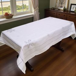 БРОДИРАНА КОЛЕДНА ПОКРИВКА 100см*150см - СРЕБЪРНИ СНЕЖИНКИ В ПРАЗНИЧНАТА НОЩ