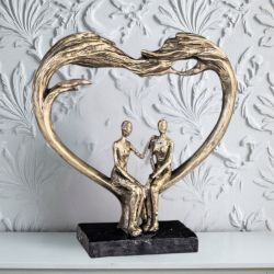 АРТ СТАТУЕТКА - ЛЮБОВТА Е ПО-СИЛНА ОТ ВСИЧКО