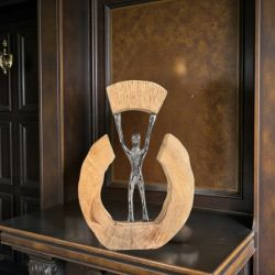 АРТ СТАТУЕТКА ДЪРВО И МЕТАЛ - БЯГСТВО ОТ ОГРАНИЧЕНИЯТА