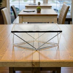 ЛУКСОЗЕН СТЪКЛЕН ПОДНОС / ТАБЛА С МЕТАЛНА ОСНОВА