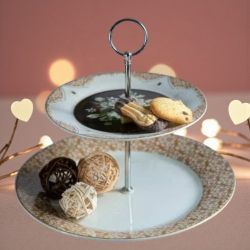 ПОРЦЕЛАНОВО ПЛАТО НА ДВЕ НИВА - БУКЕТ ОТ БЕЛИ ЛИЛИУМИ 