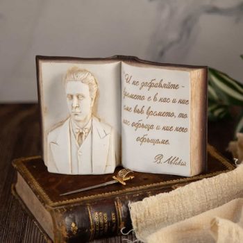 НАСТОЛНА ДЕКОРАЦИЯ КНИГА С ПОСЛАНИЕ И БАЛЕРЕФ НА ЛЕВСКИ