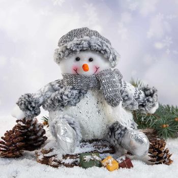 ТЕКСТИЛНА СЕДЯЩА ФИГУРА СНЕЖКО  - СРЕБЪРНИ НИШКИ