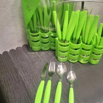 КОМПЛЕКТ ОТ 24 ПРИБОИ ЗА ХРАНЕНЕ В ПЛАСТМАСОВА КОШНИЦА