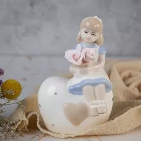 ПОРЦЕЛАНОВА СТАТУЕТКА  - ЛЮБОВ КЪМ ЦВЕТЯТА