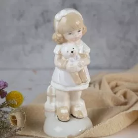 ПОРЦЕЛАНОВА СТАТУЕТКА  - ЗАЕДНО В ИГРАТА