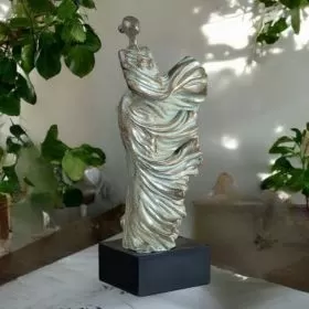 АРТ СТАТУЕТКА ЖЕНА - ЖЕНСКАТА ЕНЕРГИЯ В БЕЗКРАЯ НА ВСЕЛЕНАТА 