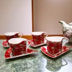 СЕРВИЗ ЗА КАФЕ ЕСПРЕСО 60 мл /4 чаши + 4 чинии /  ПО КАРТИНА НА ВАН ГОГ - ЦЪФНАЛИ БАДЕМИ червен фон