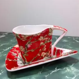 СЕРВИЗ ЗА КАФЕ ЕСПРЕСО 60 мл /4 чаши + 4 чинии /  ПО КАРТИНА НА ВАН ГОГ - ЦЪФНАЛИ БАДЕМИ червен фон