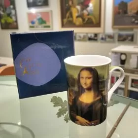 ПОРЦЕЛАНОВА ЧАША В ПОДАРЪЧНА КУТИЯ ПО КАРТИНА НА ЛЕОНАРДО  - МОНА ЛИЗА