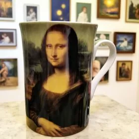 ПОРЦЕЛАНОВА ЧАША В ПОДАРЪЧНА КУТИЯ ПО КАРТИНА НА ЛЕОНАРДО  - МОНА ЛИЗА