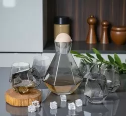 СЕТ ЗА УИСКИ 7 ЧАСТИ С НАКЛОНЕНИ ЧАШИ /гарафа+6 чаши/ - НЮАНСИ НА ПУШЕК