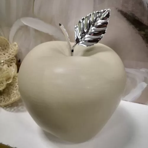 ДЕКОРАЦИЯ ЯБЪЛКА СЪС СРЕБРИСТО ЛИСТО