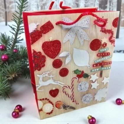КОЛЕДНА ПОДАРЪЧНА ТОРБИЧКА 32см*26см*12см / 4 дизайна / - БЛЯСЪК В ЧЕРВЕНО 