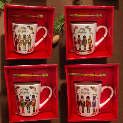 КОЛЕДНА ЧАША С ЛЪЖИЧКА В ПОДАРЪЧНА КУТИЯ - ЛЕШНИКОТРОШАЧКАТА