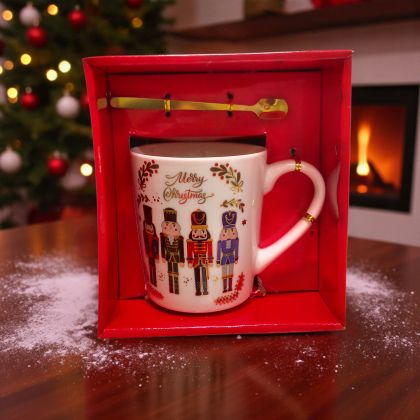 КОЛЕДНА ЧАША С ЛЪЖИЧКА В ПОДАРЪЧНА КУТИЯ - ЛЕШНИКОТРОШАЧКАТА