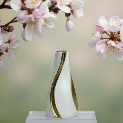 СТИЛЕН СВЕЩНИК ЗА КОНУСНА СВЕЩ 20см - ИЗКУСТВО В БЯЛО И ЗЛАТО