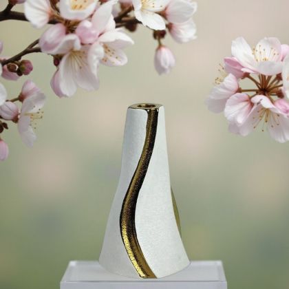 СТИЛЕН СВЕЩНИК ЗА КОНУСНА СВЕЩ 24см - ИЗКУСТВО В БЯЛО И ЗЛАТО