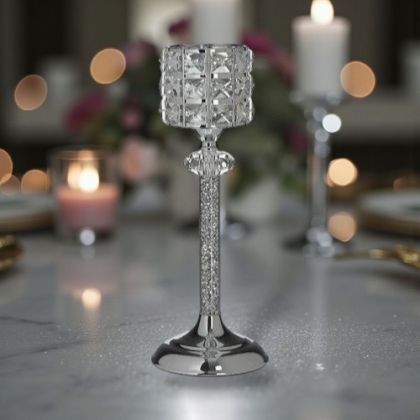СВЕЩНИК В СРЕБРИСТО СЪС СРЕБЪРНИ КАМЪНИ