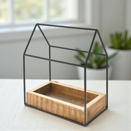 МЕТАЛНА КЪЩА НА ДЪРВЕНА ПОСТАВКА 